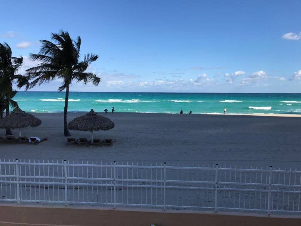Sahara Beach Club Sunny Isles Beach Exterior photo