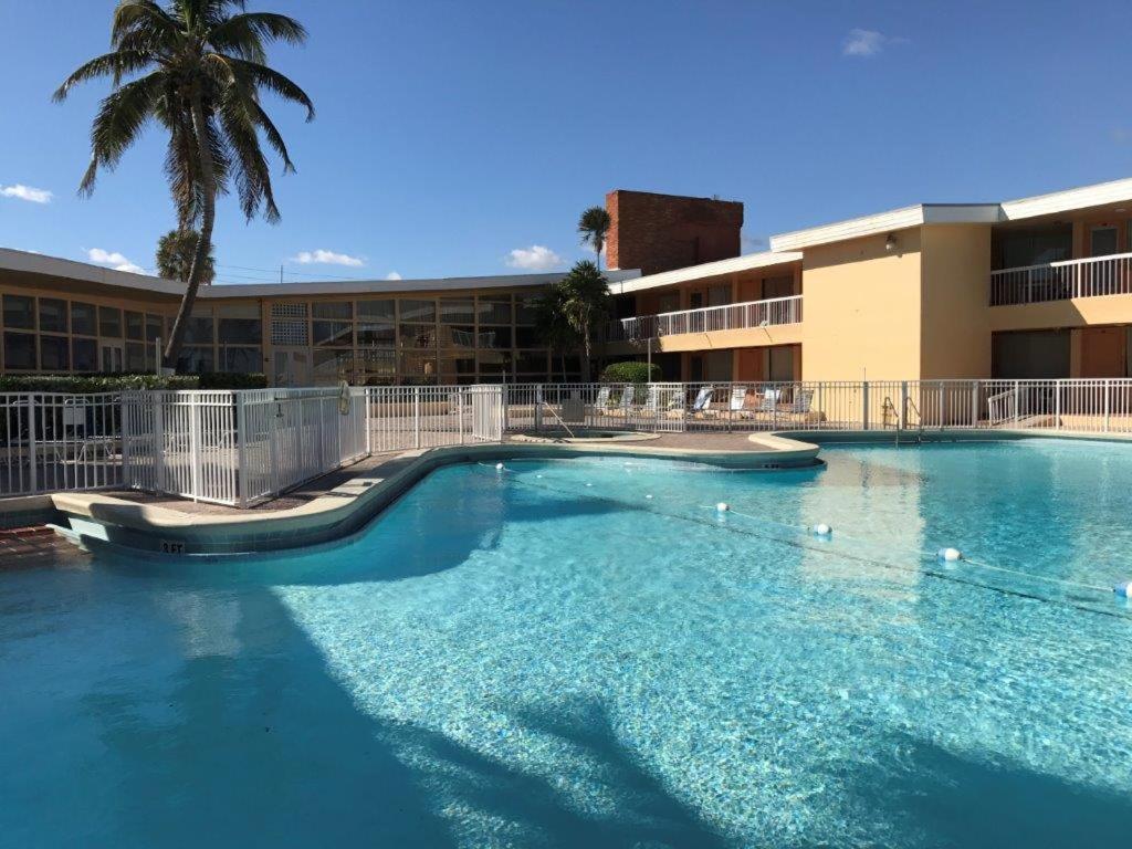 Sahara Beach Club Sunny Isles Beach Exterior photo