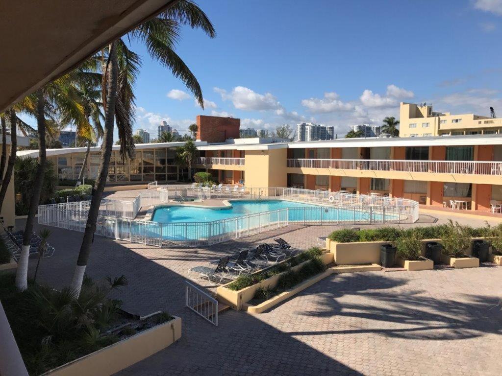 Sahara Beach Club Sunny Isles Beach Exterior photo